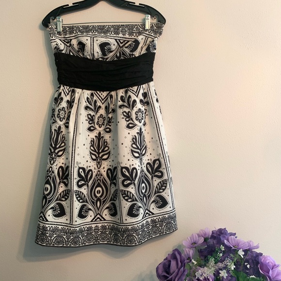 Strapless dress with floral like pattern - Picture 1 of 5